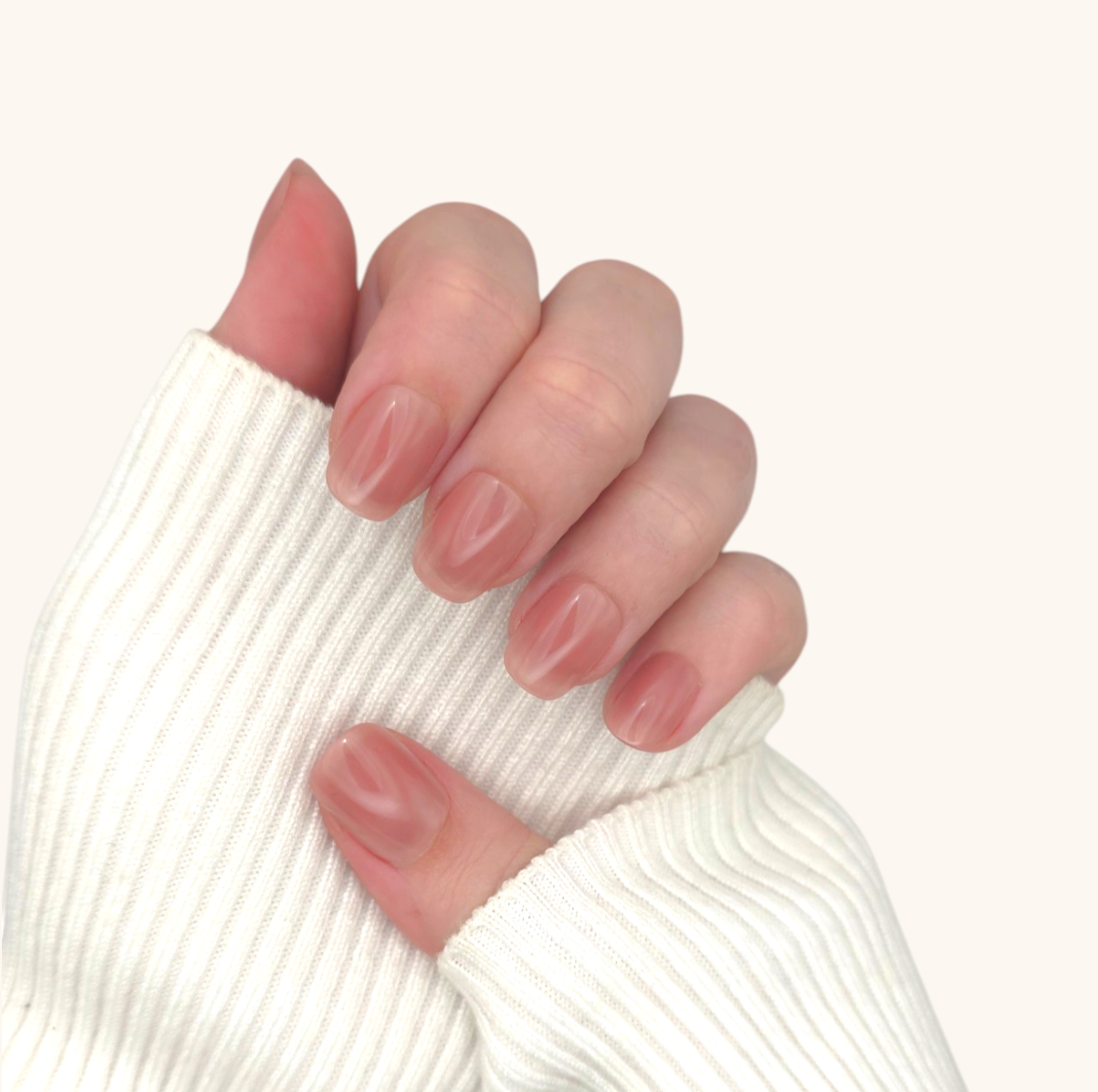 Mani con unghie press-on naturali