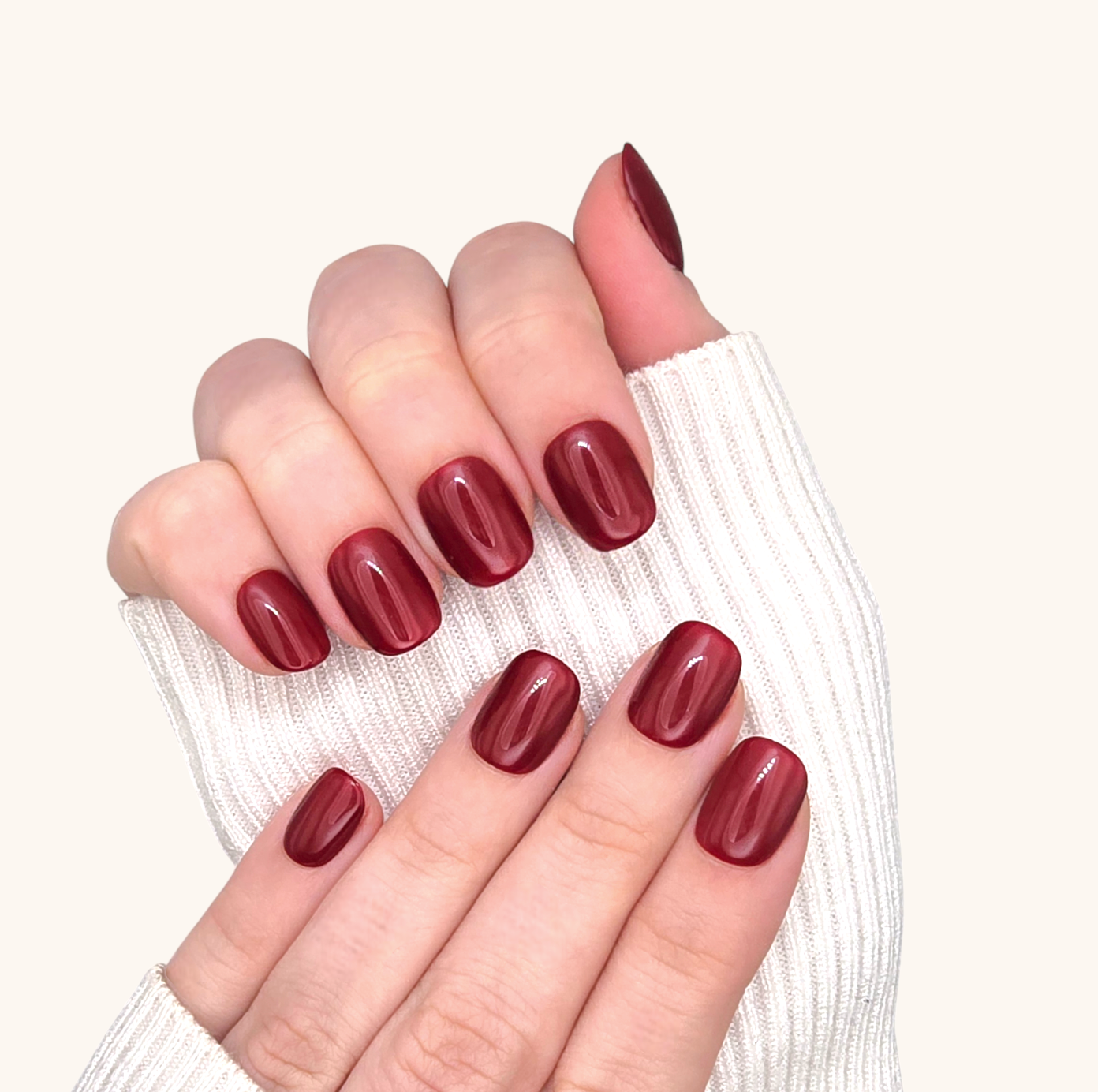 Mano con unghie press on rosso intenso