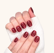 Mano con unghie press on rosso intenso