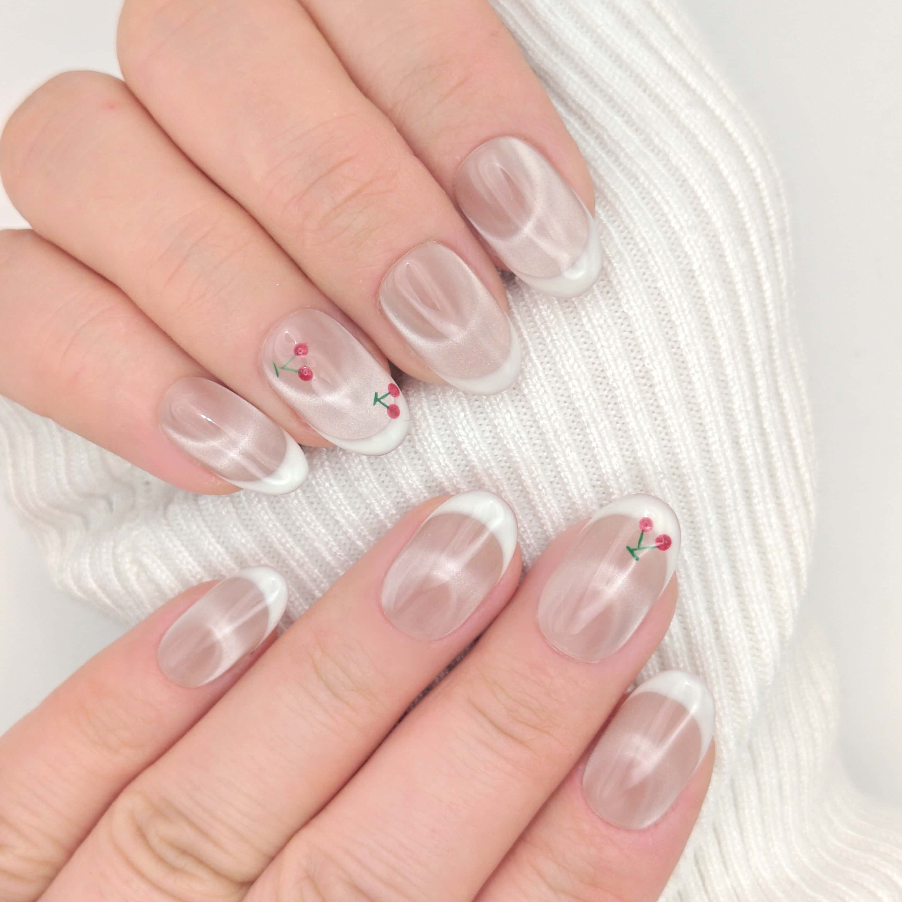 Unghie presson french bianco, occhio di gatto rosa con ciliegine