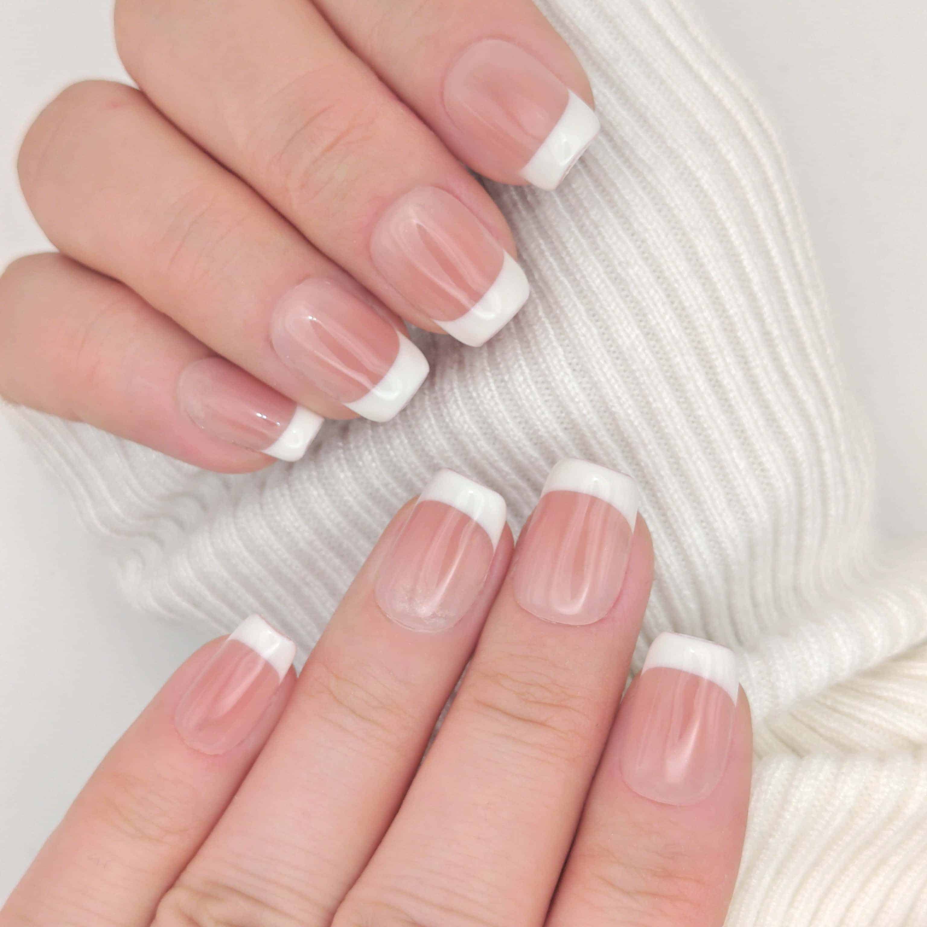 Mani con press on nails french naturale