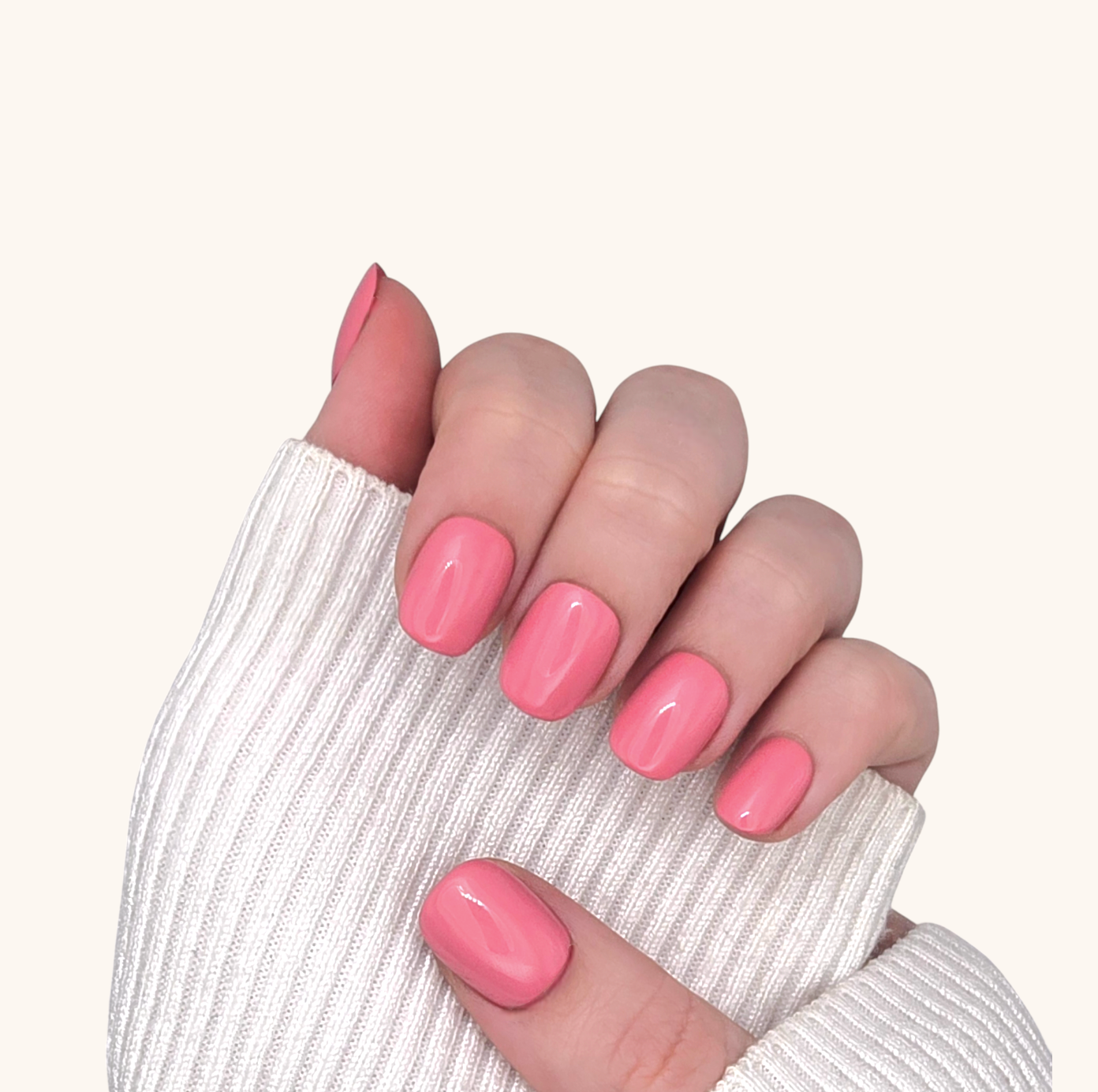 Mani con unghie press on super corte rosa