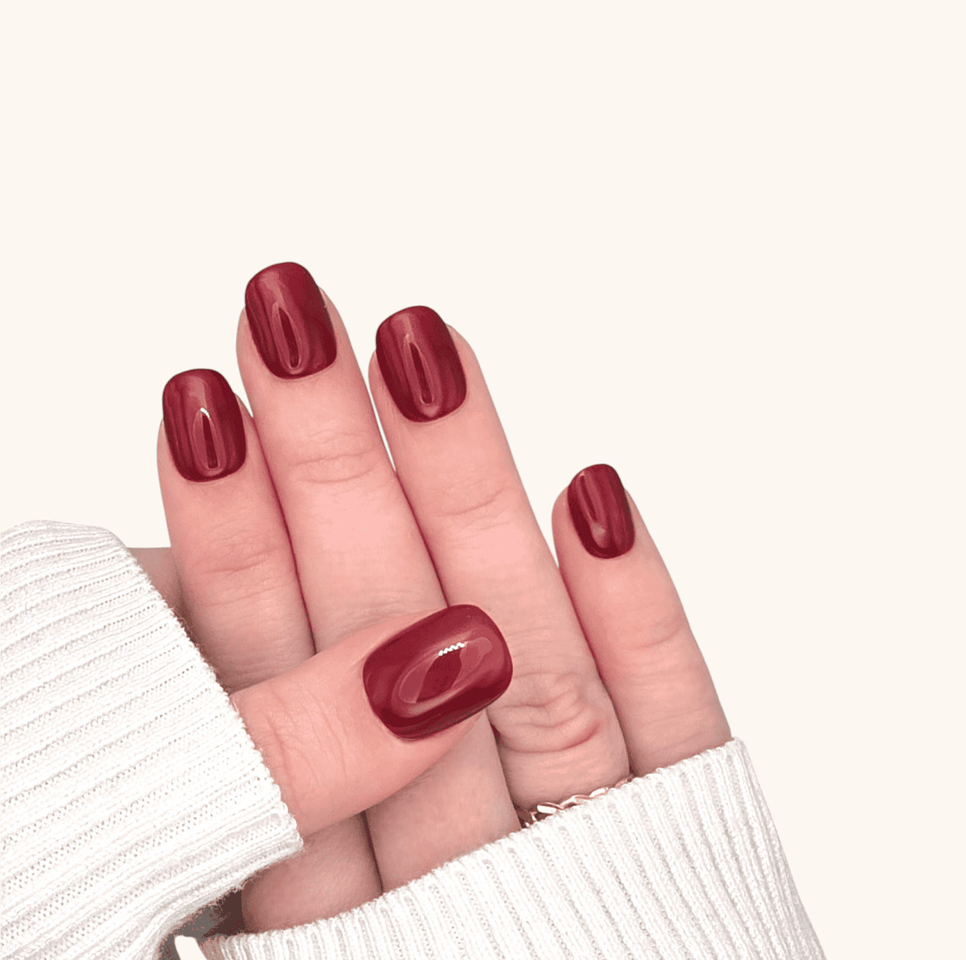 Mano con unghie press on super corte rosso intenso 