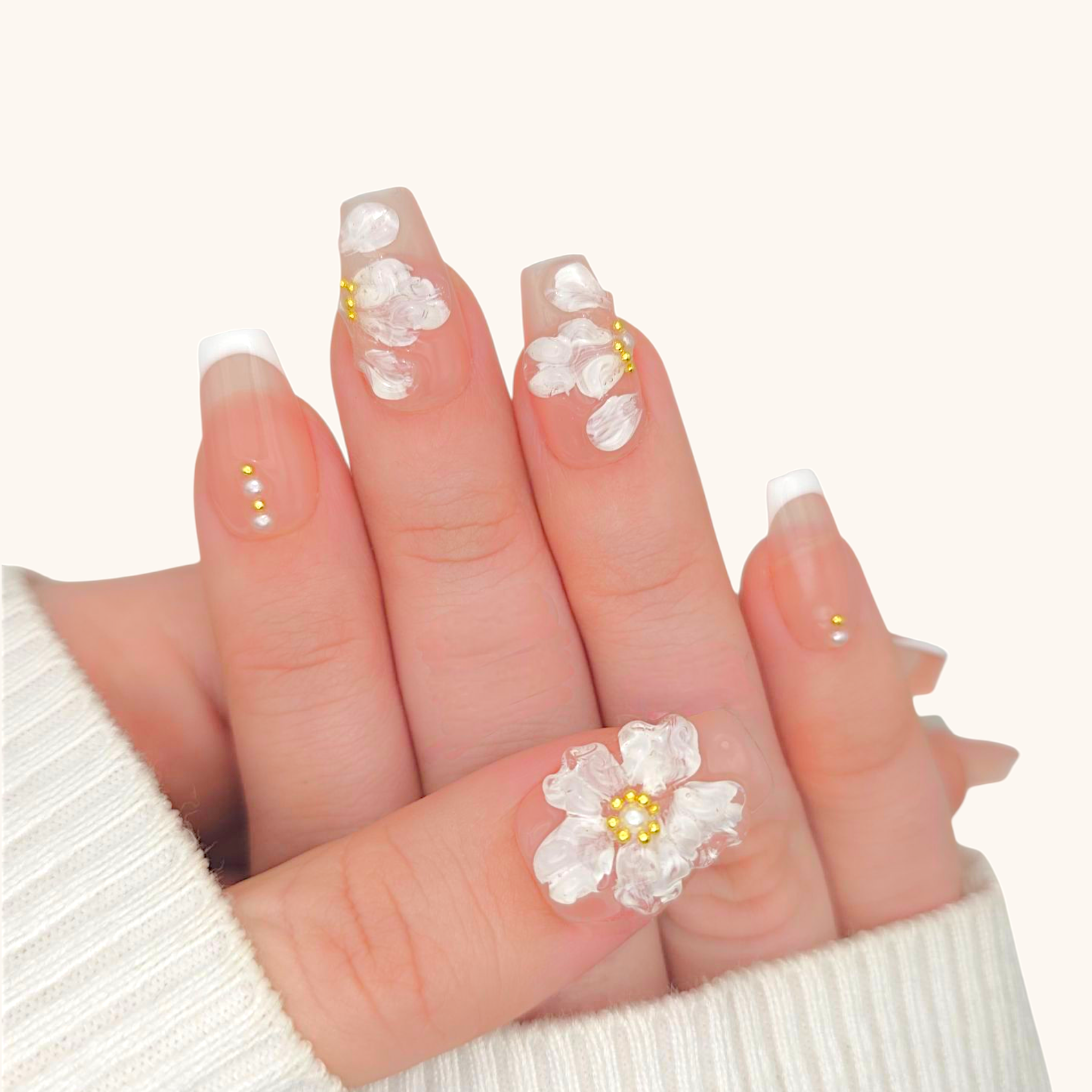 Unghie press on con french bianco e fiori 3D 