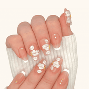 Unghie press on con french bianco e fiori 3D 