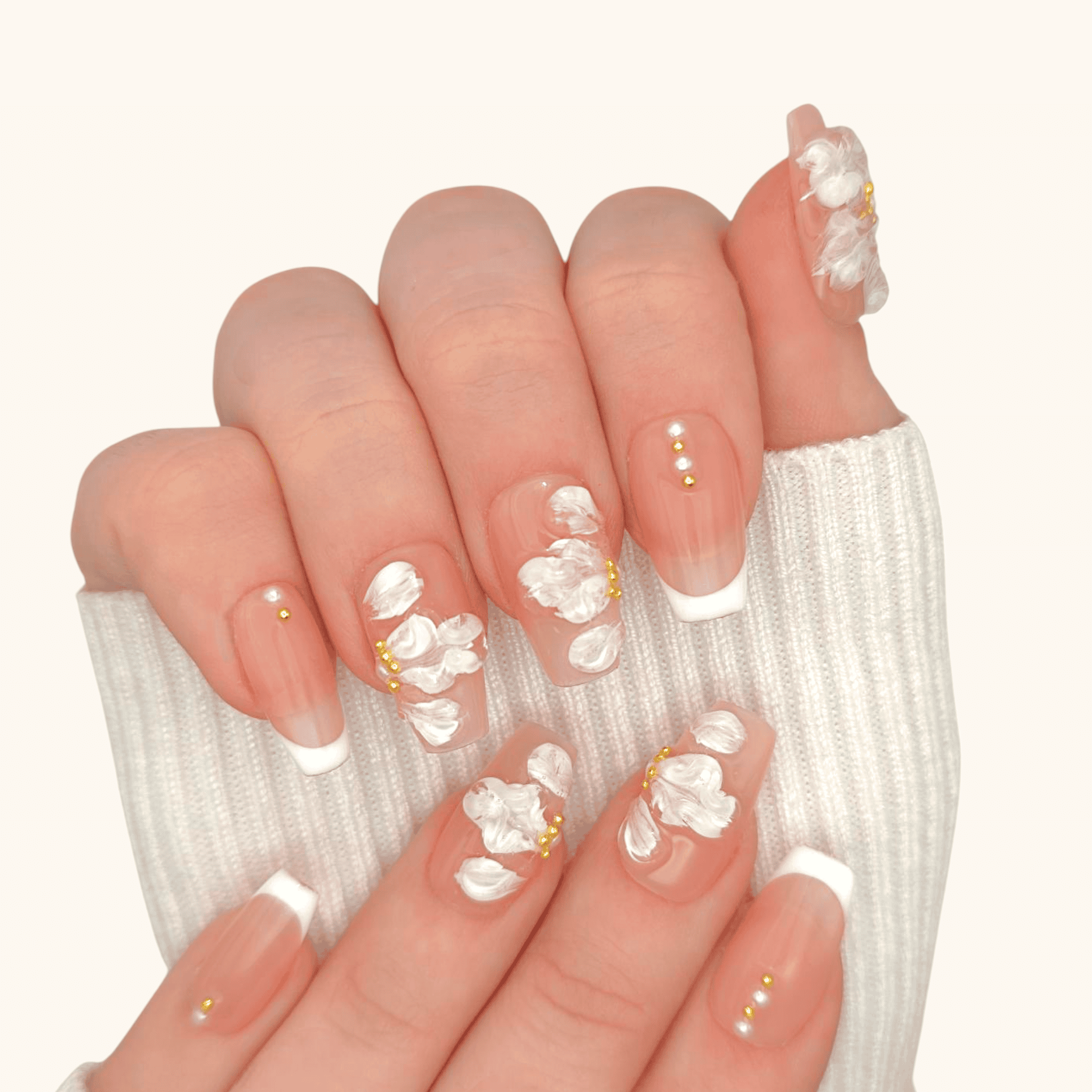 Unghie press on con french bianco e fiori 3D 