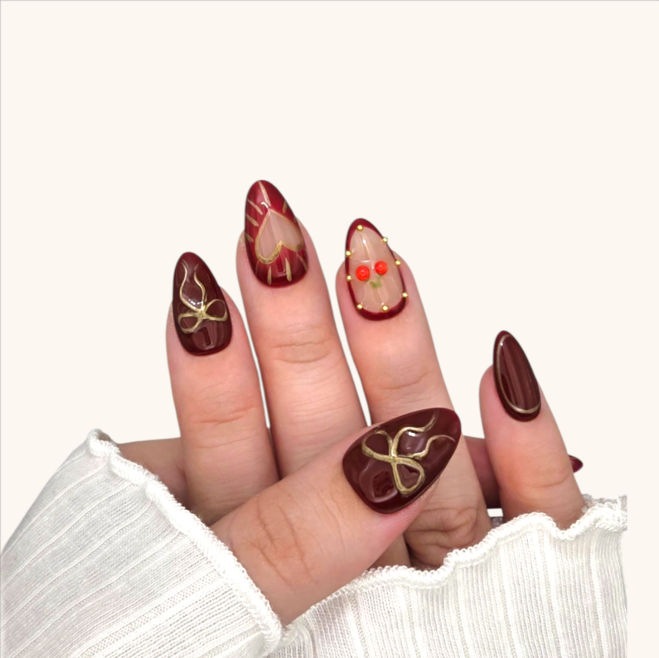Amarena unghie press-on mandorla corte ciliegia oro
