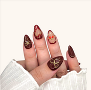 Amarena unghie press-on mandorla corte ciliegia oro