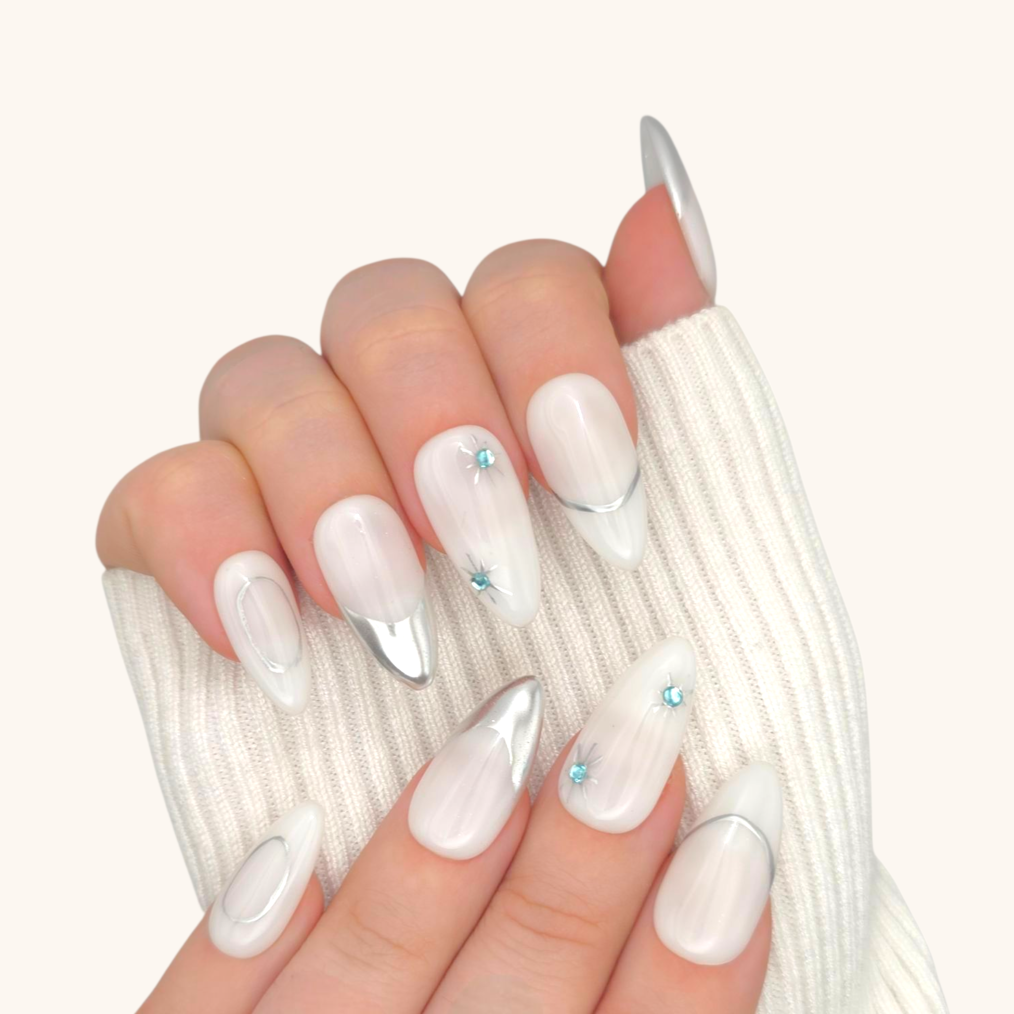 Unghie press on a mandorla bianco latte con dettagli argento e stelline azzurre
