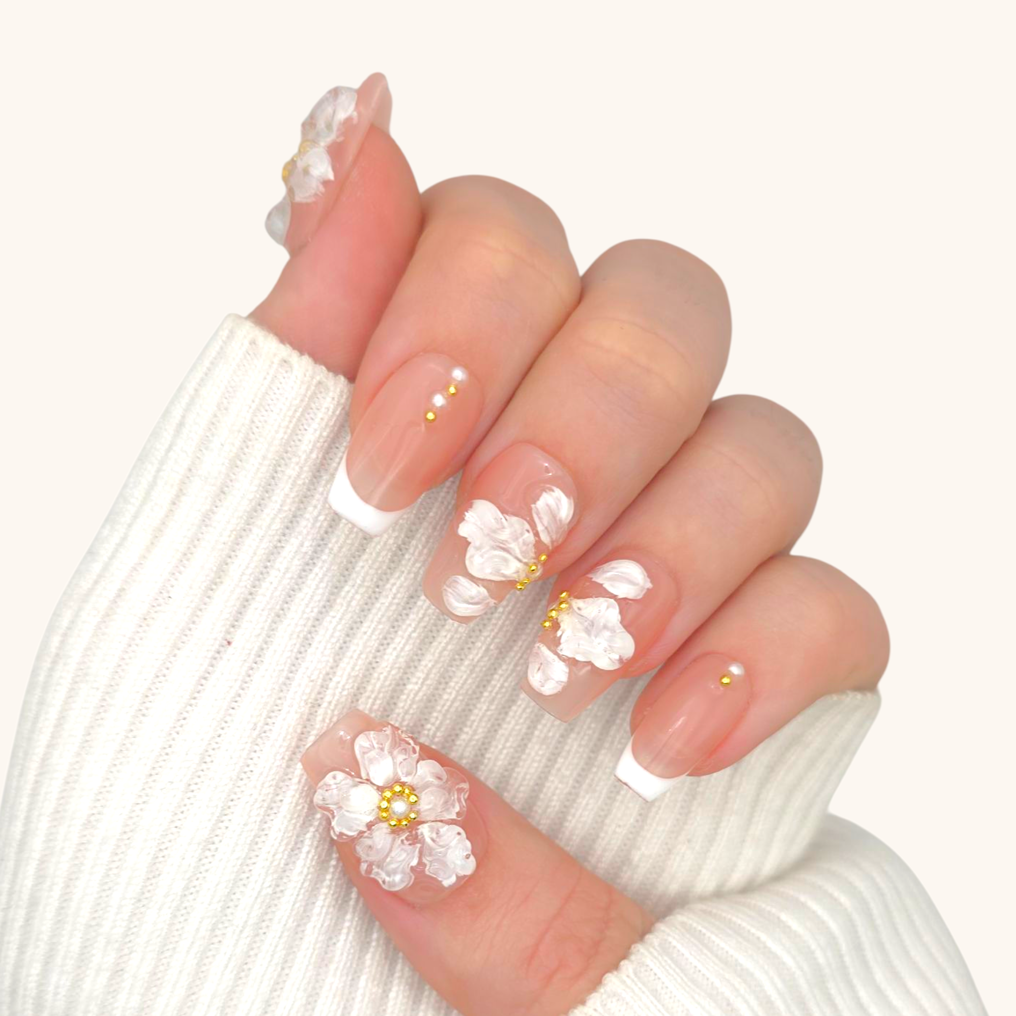 Unghie press on con french bianco e fiori 3D 