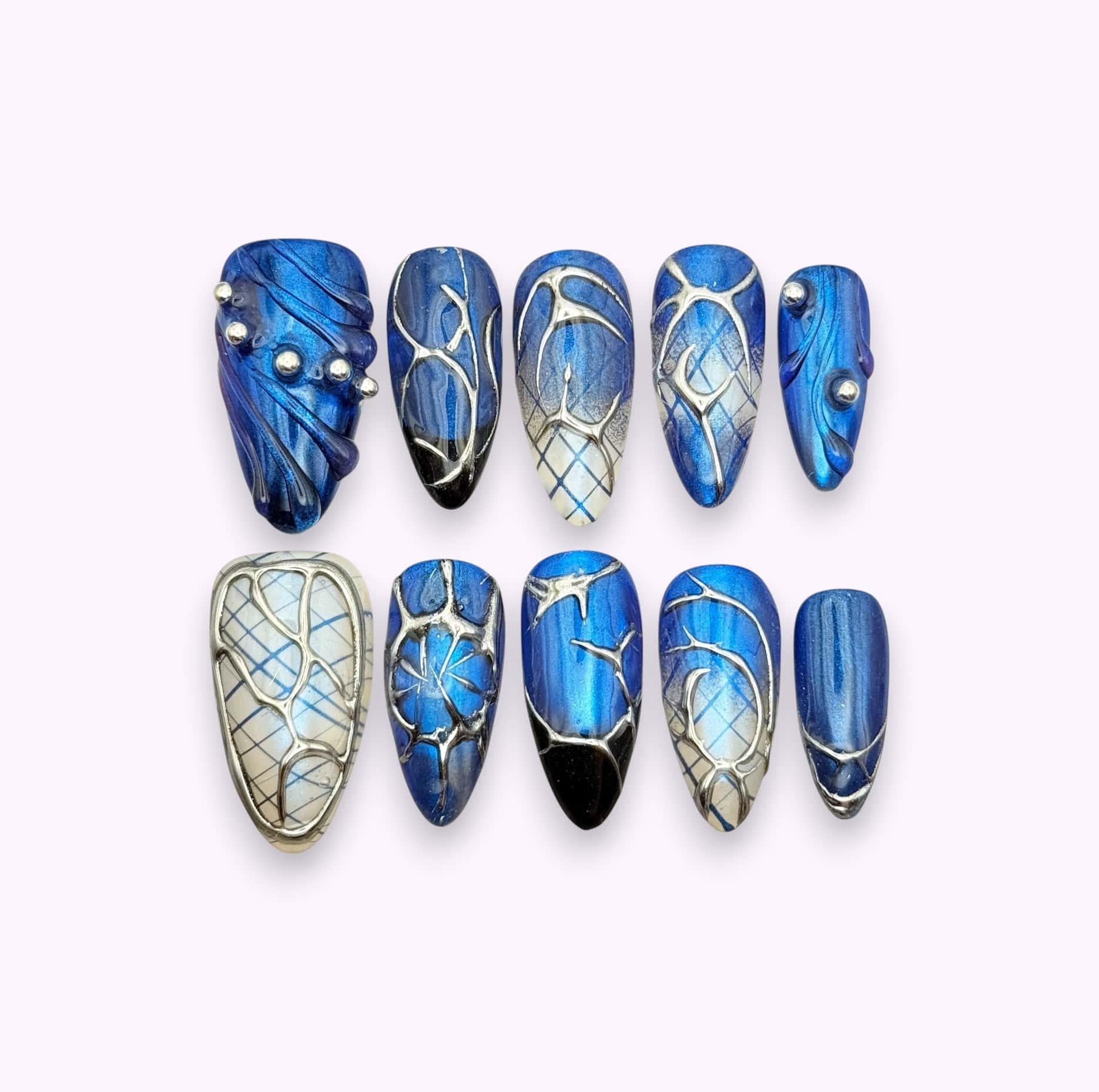 Unghie press on alternative a mandorla, blu con dettagli argento