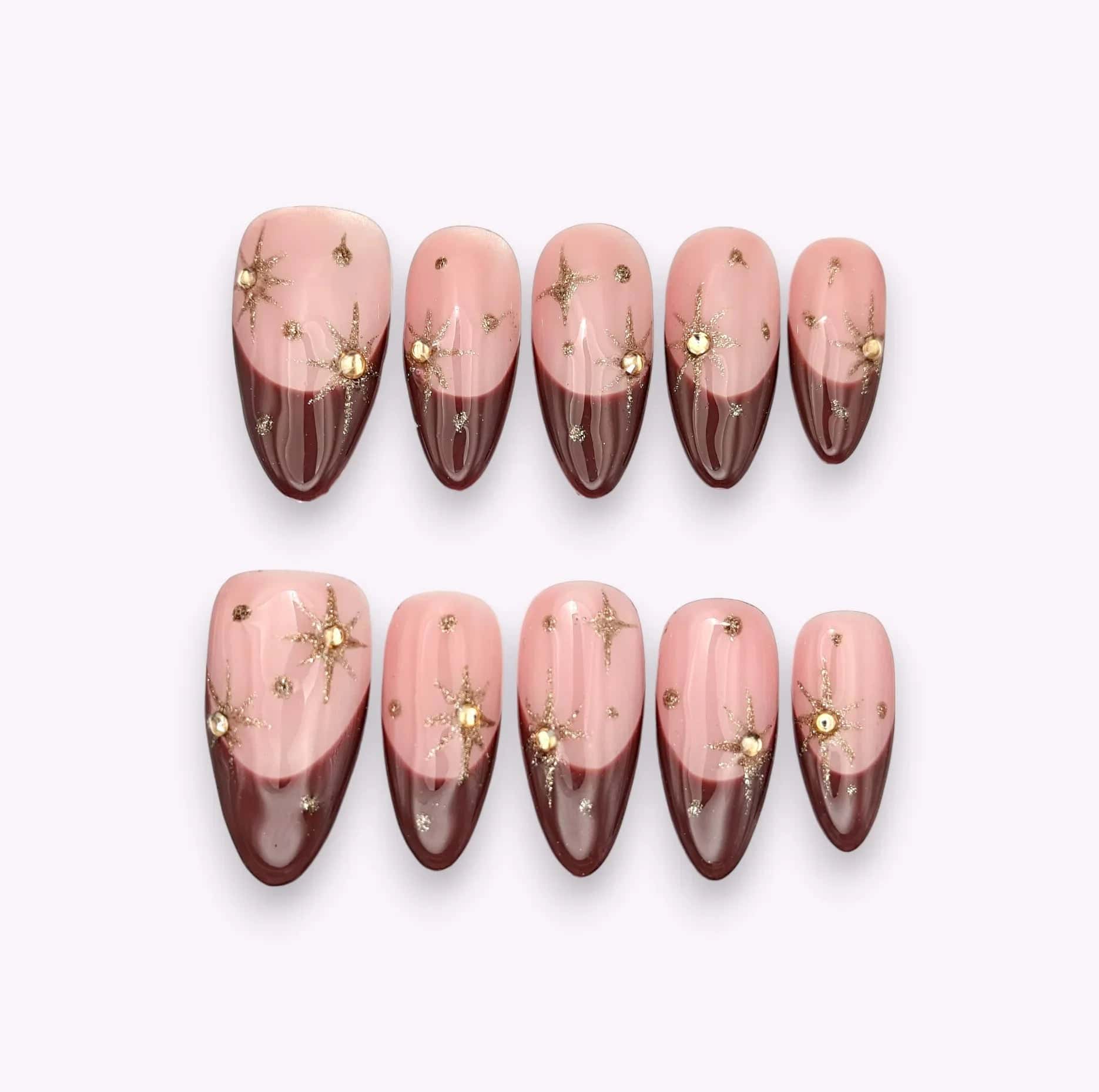 Unghie press on french marrone con stelle e dettagli oro