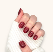 Mano con unghie press on rosso intenso super corte