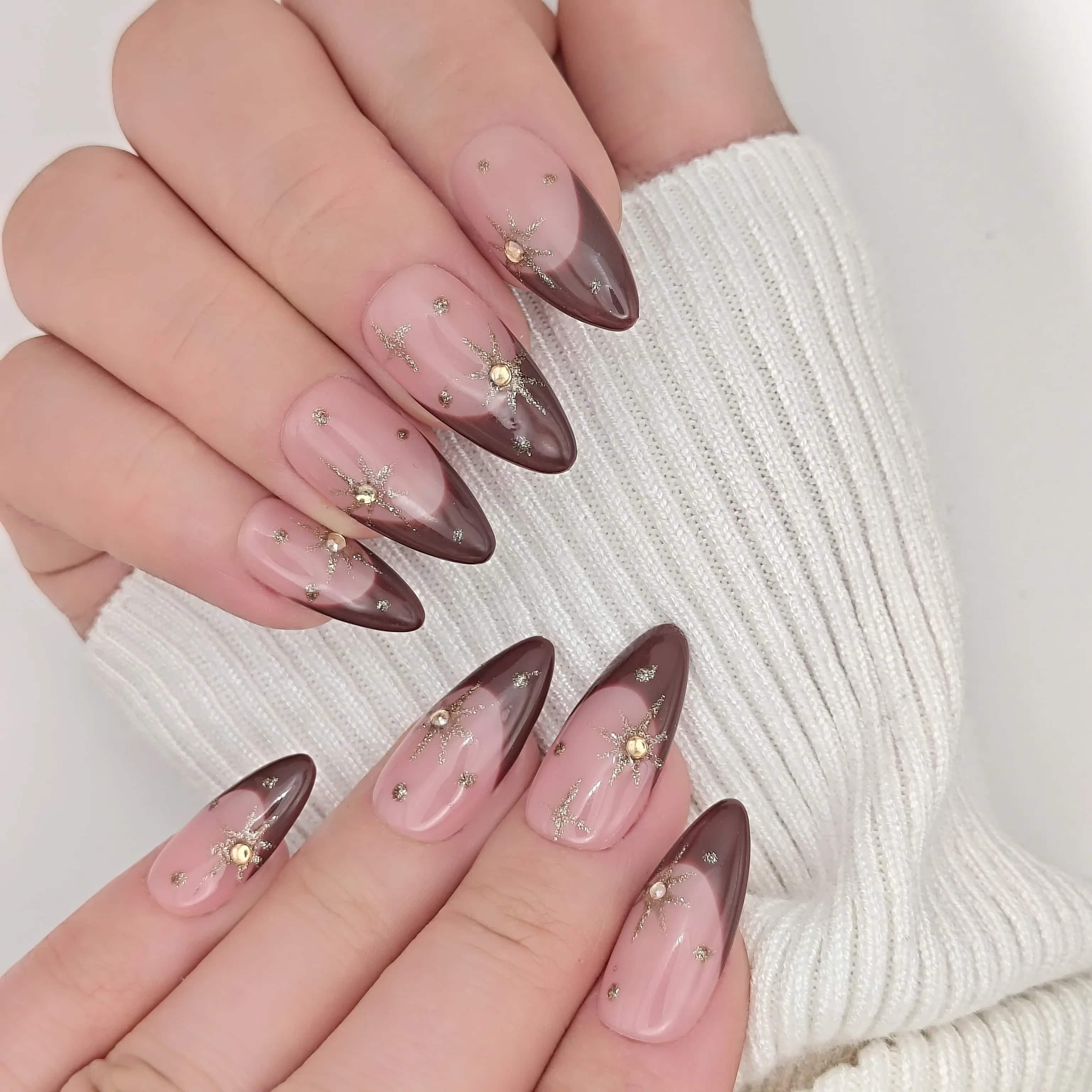 Unghie press on french marrone a mandorla dettagli oro