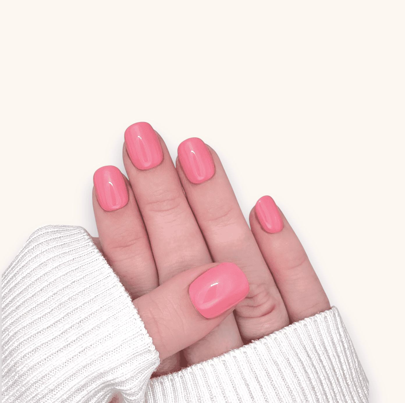 Mano con unghie press on super corte rosa