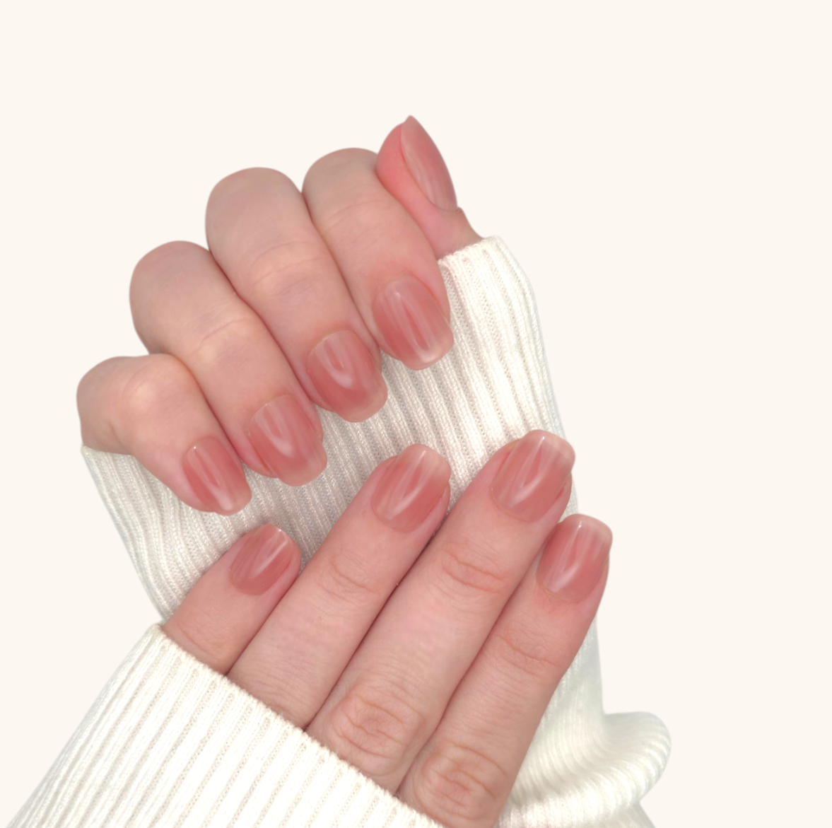 Mani con unghie press-on naturali rosa